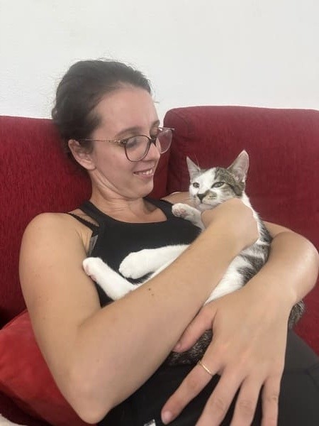 Alexe Gosset, gérante de la pension chien et chat toutou et grosminet, caresse un chat
